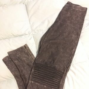 Faded black leggings with detail on knees